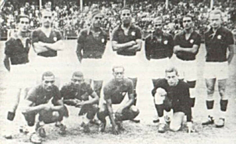 O atacante alemão disputou 75 partidas com a camisa rubro-negra entre 1936 a 1938. Na foto, Engel é o primeiro da direita para a esquerda, na fileira de cima.