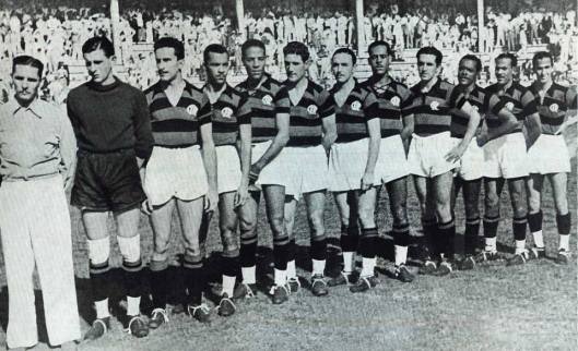 Entre 1938 e 1939, o argentinou defendeu o Flamengo em 41 oportunidades. Na foto, ele é o quarto da direita para a esquerda.