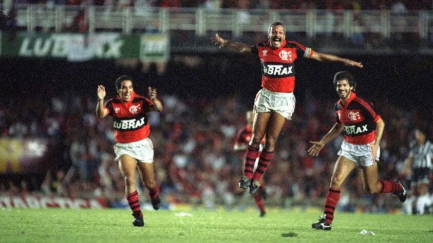 1990 - O Flamengo conquistou o primeiro título logo na segunda edição da Copa do Brasil. Na campanha vitoriosa, a equipe passou por Capelense (AL), Taguatinga (DF), Bahia, Náutico e Goiás.