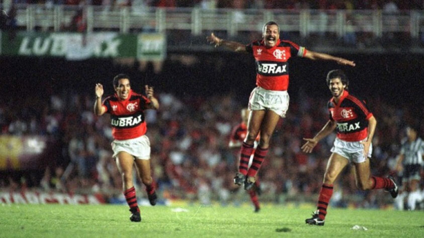 1990 - O Flamengo conquistou o primeiro título logo na segunda edição da Copa do Brasil. Na campanha vitoriosa, a equipe passou por Capelense (AL), Taguatinga (DF), Bahia, Náutico e Goiás.