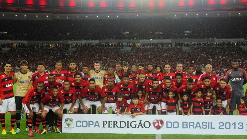 Nesta quarta-feira (27), o Flamengo enfrenta o Athletico-PR no Maracanã, às 21h30, pelo segundo jogo da semifinal da Copa do Brasil (o primeiro duelo terminou 2 a 2). A partida, naturalmente, traz à memória do torcedor do Fla a conquista do tricampeonato da competição em final contra o Athletico, em 2013. Por isso, a seguir, o LANCE! relembra o time titular, o banco de reservas e o treinador que garantiram o título ao Flamengo em 2013.
