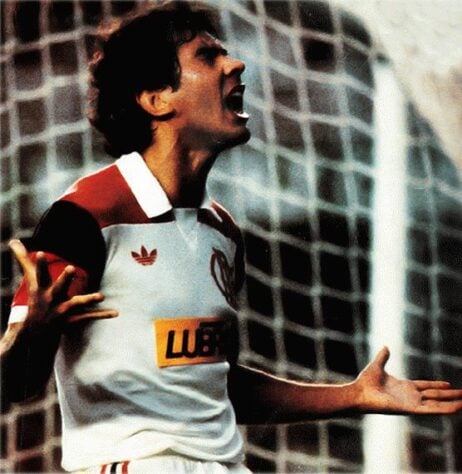 Em abril de 1984, o Flamengo fez história e se tornou o primeiro clube a colocar um patrocinador na frente da camisa no Brasil após autorização do Conselho Nacional de Desportos, em 1983. A empresa em questão foi a Petrobras, que estampou a marca Lubrax e manteve a parceria com o Rubro-Negro até 2009.