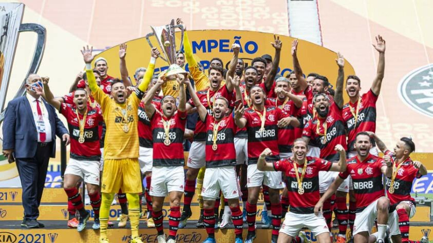 SUPERCOPA DO BRASIL: a última final entre as equipes foi disputada em abril deste ano, no Mané Garrincha. Após o empate no tempo regulamentar, a decisão foi para os pênaltis. Diego Alves brilhou e Rodrigo Caio que garantiu o bicampeonato para o Rubro-Negro. Com o resultado, inclusive, o clube da Gávea garantiu mais R$ 5 milhões para os cofres.