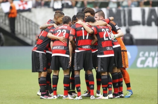 Na ocasião, o Vasco venceu por 2 a 0 com gols de Riascos e Andrezinho. Dos 14 atletas que entraram em campo pelo Flamengo, apenas um segue no clube. Relembre, a seguir, a escalação daquela partida.
