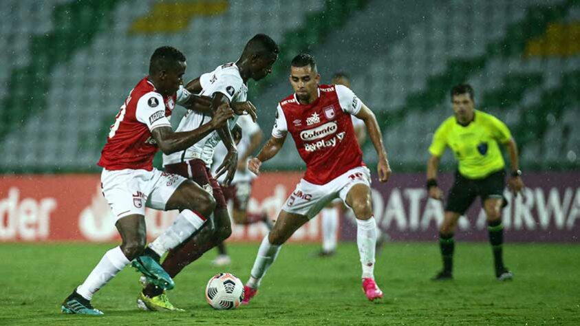 Santa Fé: Sobe - Giraldo: Autor do gol do Santa Fé, o meio campo foi um dos que mais correram na equipe e conseguiu fazer um bom jogo, sem mostrar muito desgaste físico. Desce - Intensidade: Cansada pela sequência massante de jogos, a equipe colombiana até pressionou, mas estava nitidamente esgotada e, por isso, não conseguiu produzir mais em campo. 