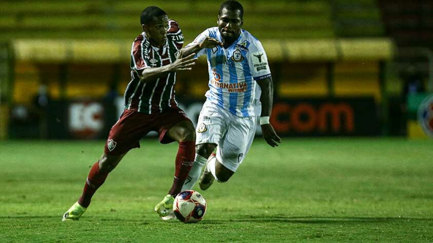 Macaé: Sobe - Criação: Mesmo tendo sido goleado, o Macaé não de escondeu na partida e conseguiu criar algumas jogadas de perigo, sempre priorizando a posse de bola / Desce - Defesa: Mais uma vez, a defesa se mostrou o grande problema da equipe. Após sofrer os quatro gols do Fluminense, o Macaé se isola como time mais vazado do Carioca - 18 gols sofridos em oito jogos. 