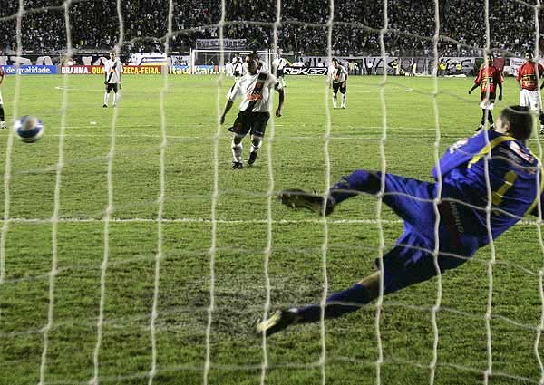 8 - Vasco 3 x 1 Sport: o dia 20 de maio de 2007 ficará eternizado na memória do torcedor vascaíno. Isso porque, na flor dos 41 anos, Romário fez história ao marcar seu milésimo gol na carreira, após boa cobrança de pênalti no canto direito de Magrão. 