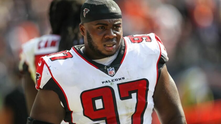 8. Grady Jarrett (Atlanta Falcons): Um dos únicos destaques defensivos que ainda restam em Atlanta, Jarrett conquistou sua segunda vaga consecutiva no Pro Bowl no ano passado. Além disso, o DT dos Falcons foi Second Team All-Pro no ano anterior. Com seis anos de experiência, o atleta emenda quatro temporadas seguidas com nota acima de 80 no índice do PFF.