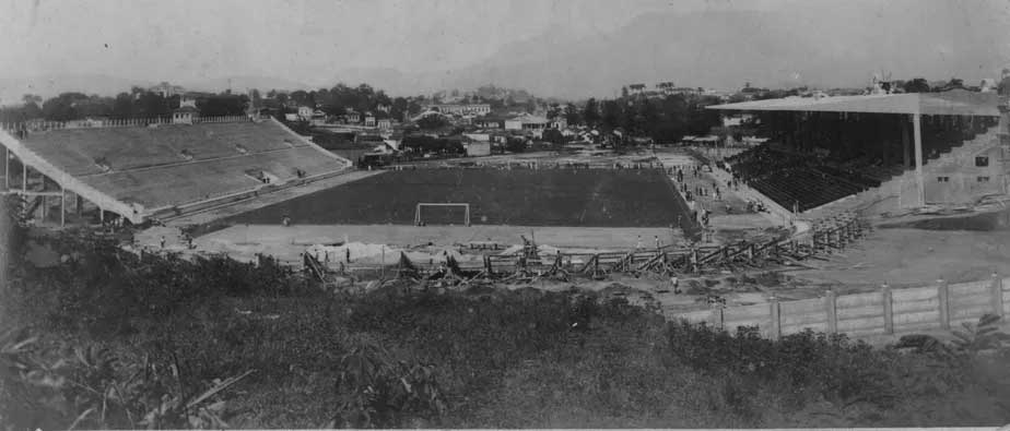 1 - Vasco 3 x 5 Santos: no dia 21 de abril de 1927, Vasco e Santos duelaram no então recém construído Estádio de São Januário. Dessa forma, na inauguração da Colina Histórica, a então potência santista acabou vitoriosa, por 5 a 3. O primeiro gol do caldeirão foi marcado por Evangelista, que anotou um hat-trick naquela noite; Negrito fez o primeiro tento vascaíno no estádio. 