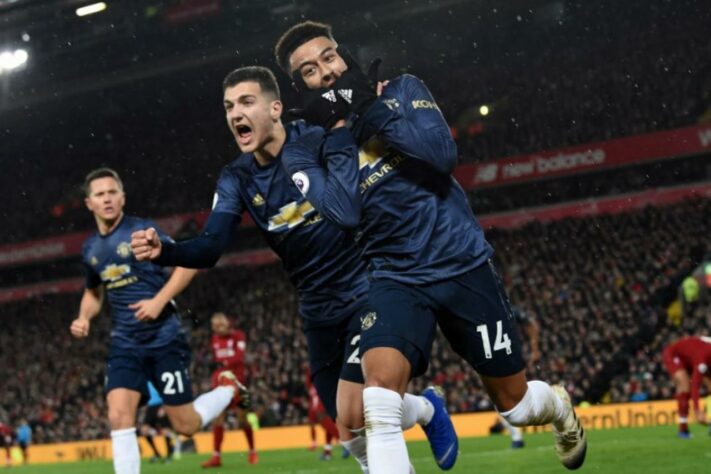 ESQUENTOU - O Manchester United definiu o preço de Jesse Lingard em 30 milhões de libras (R$ 230 milhões) na próxima janela de transferências, segundo o "Mirror". O atleta está emprestado ao West Ham e os Hammers estão dispostos a fazer o que for preciso para manter o inglês no elenco para a próxima temporada.