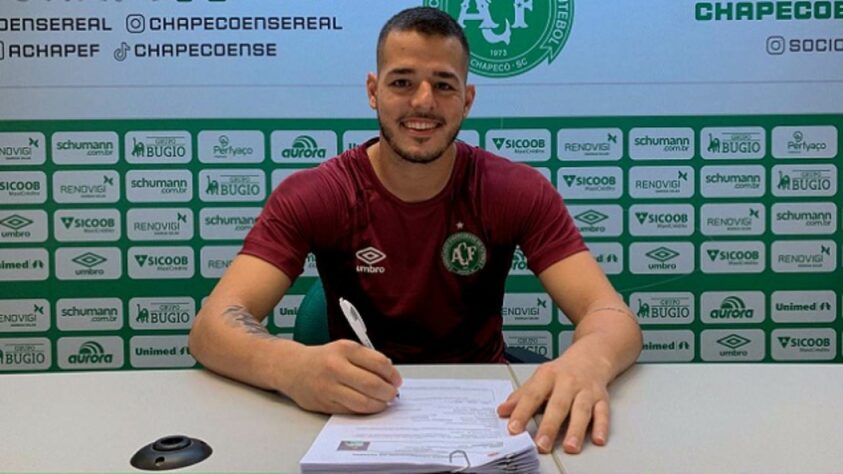 FECHADO - A Chapecoense anunciou na última segunda-feira (5) a renovação do contrato do goleiro João Paulo que, se antes tinha acordo até o fim da atual temporada, agora está ligado ao Verdão do Oeste até dezembro de 2024. A nova multa contratual do jogador é de R$ 12 milhões para o mercado interno e 12 milhões de euros (cotados atualmente em quase R$ 80 milhões) para o externo.