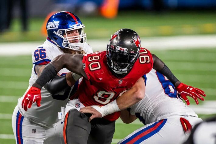 10. Jason Pierre-Paul (Tampa Bay Buccaneers): O grande veterano da defesa campeã do último Super Bowl chega para abrir a lista de melhores edge rushers da NFL. Desde 2018, quando foi trocado dos Giants para os Bucs, JPP vem renascendo rumo à glória. A temporada de 2020 marcou seu retorno ao Pro Bowl, completando três nomeações na carreira, além de seu segundo anel de Super Bowl.