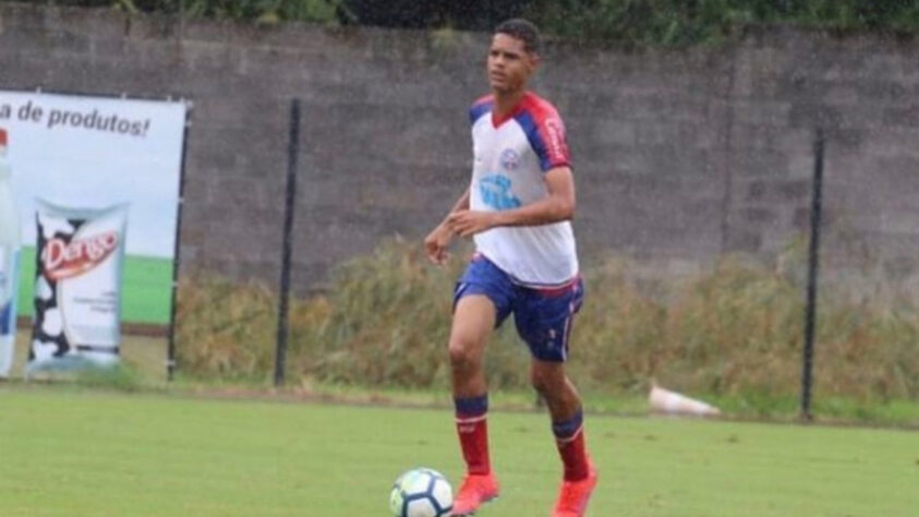 FECHADO - O Palmeiras acertou a contratação do zagueiro Jeferson, de 18 anos. O jogador vem do Jacuipense, da Bahia, e vai reforçar o time sub-20 do Verdão.