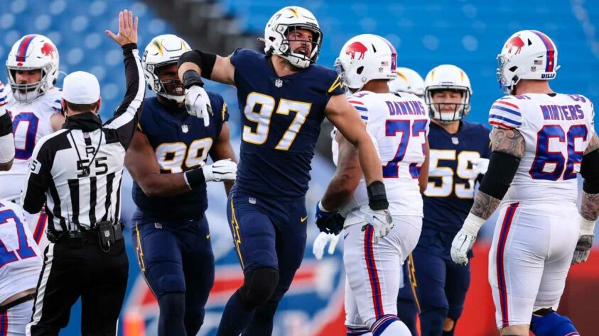 4. Joey Bosa (San Diego Chargers): Nada mais justo que continuar a lista com o irmão mais velho e mais experiente da família Bosa. Joey, draftado pelos Chargers em 2016, também foi calouro defensivo do ano em sua primeira temporada, e em cinco anos de NFL já foi Pro Bowler três vezes e First-team All-Pro em duas ocasiões. Em tão pouco tempo de liga ele já tem 47,5 sacks, mesmo também lidando com algumas lesões.