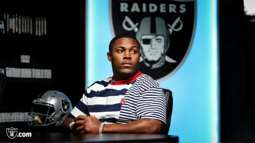 9. Josh Jacobs (Las Vegas Raiders): Em sua segunda temporada na liga, a de 2020, Jacobs beliscou sua primeira vaga no Pro Bowl na carreira, além de mais uma temporada com mais de mil jardas terrestres (duas em dois anos de NFL). Com 12 TDs de corrida no ano passado, ele vem garantindo seu lugar entre os melhores running backs da Conferência Americana.