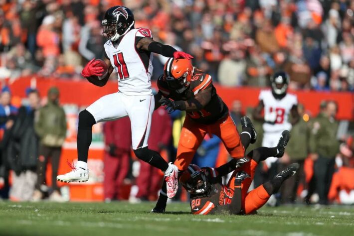 5. Julio Jones (Atlanta Falcons): De todos os wide receivers em atividade na NFL, Jones é certamente quem tem o caminho mais certo em direção ao hall da fama. 5x All-Pro e 7x Pro Bowler, o receiver dos Falcons já liderou a liga em jardas em duas temporadas, e é detentor do recorde de mais jardas por partida na história, com média de 95,5. As lesões que o tiraram de campo durante parte de 2020 derrubam sua posição no ranking, mas a expectativa é de recuperação rápida!