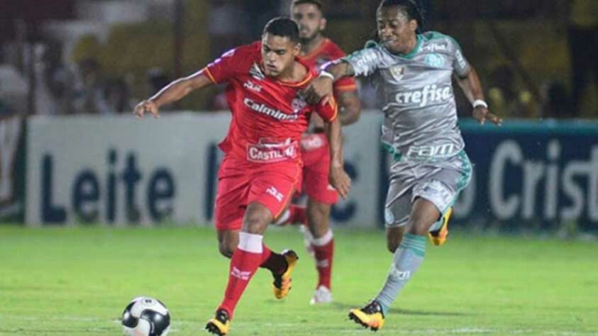 Juninho - Quem completava o meio-campo do Audax era Juninho, que estava emprestado pelo Palmeiras. O meia foi contratado pelo Paraná.