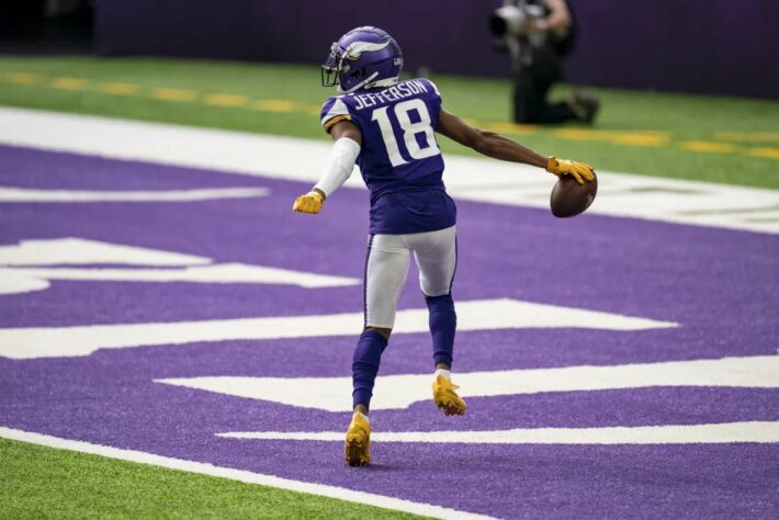 8. Justin Jefferson (Minnesota Vikings): Não são muitos WRs que conseguem sucesso como calouros na NFL. Mais difícil ainda encontrar algum que tenha tido o sucesso que Jefferson teve em sua temporada de estreia. Suas 1400 jardas aéreas quebraram o recorde de WRs novatos e, junto a sete TDs, serviram para que fosse indicado para o Pro Bowl e para o Second-team All-Pro. Nada mal para um garoto de 21 anos.