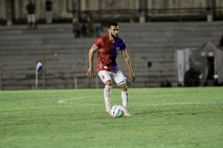 FECHADO - Kaio tem o contrato encerrado com o Paraná nesta quinta-feira, 1º de abril. O volante, que chegou a ser improvisado na lateral, não chegou a um acordo para a renovação do vínculo e deixa o clube após chegar no ano passado.