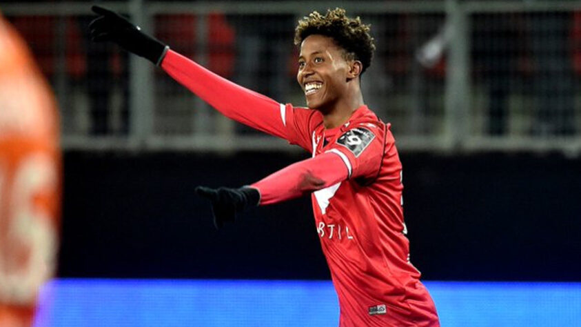 FECHADO - Segundo o que apurou o jornal "La Voix du Nord", o Los Angeles Galaxy fechou um acordo em cerca de 5 milhões de euros com o Valenciennes, da segunda divisão francesa, pelo atacante Kevin Cabral, de 21 anos.