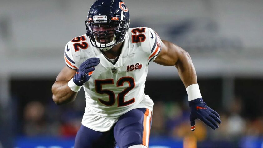 3. Khalil Mack (Chicago Bears): Nada menos que 4x First-team All-Pro, e Pro Bowler por seis anos consecutivos, Mack segue demonstrando dominância a cada snap em sua prolífica carreira. Jogador defensivo do ano de 2016, o edge rusher dos Bears tem a incrível média de mais de 10 sacks por ano. Ainda com 30 anos, ele tem condições de destruir right tackles por muitos dias pela frente.