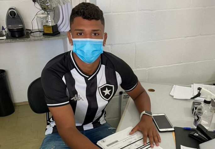 FECHADO - O centroavante Lucas Goiano é o novo reforço do Botafogo para a categoria sub-20. Aos 18 anos, ele assinou, nesta terça-feira, contrato até dezembro de 2022. Natural de Goiânia-GO, Lucas se destacou no Vila Nova-GO, onde atuava desde os 13 anos, e agora reforça o Glorioso. 