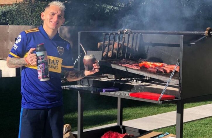 ESQUENTOU - Uma verdadeira bomba caiu na La Bombonera. Lucas Torreira, do Atlético de Madrid, foi claro e direto: quer sair da Europa e acertar contrato com o Boca Juniors. Na opinião de Torreira, a hora para jogar na América do Sul é agora e ele quer realizar esse sonho de vestir o manto do time do coração.