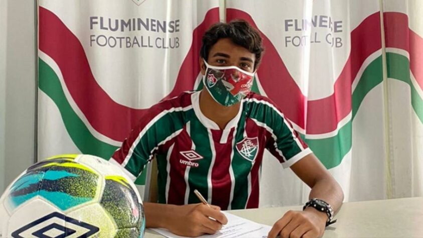 FECHADO - O Fluminense segue o projeto de assegurar contratos longos com os atletas criados no clube. Nesta segunda-feira foi a vez do volante Luis Fernando, de 16 anos, assinar o primeiro vínculo profissional com o Tricolor. O compromisso foi firmado até o fim de 2025 e tem multa rescisória chegando aos 50 milhões de euros (cerca de R$ 334 milhões na cotação atual).