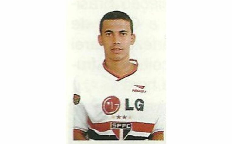 Leandro Alves - O atacante estreou na vitória por 3 a 2 contra o Goiás, no Brasileirão de 2001. O jogo foi no dia 9 de setembro de 2001 e Leandro fez dois gols. 