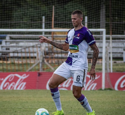 ESQUENTOU - Nesta quinta-feira, o Peñarol demonstrou interesse no zagueiro Léo Coelho, que atualmente encontra-se no Fénix, também do Uruguai. O jogador brasileiro é considerado ídolo no clube e vem se destacando no futebol uruguaio há 3 anos. Com 27 anos e apelidado de “melhor que Godín” o zagueiro inclusive já recebeu sondagens para se naturalizar uruguaio e atuar com a camisa celeste.