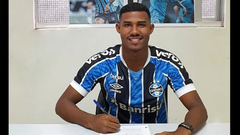 FECHADO - Destaque das categorias de base e com convocações para a Seleção Brasileira Sub-17, o lateral-esquerdo Luis Eduardo 'Cuiabano' renovou seu contrato com o Grêmio até o fim de 2024.