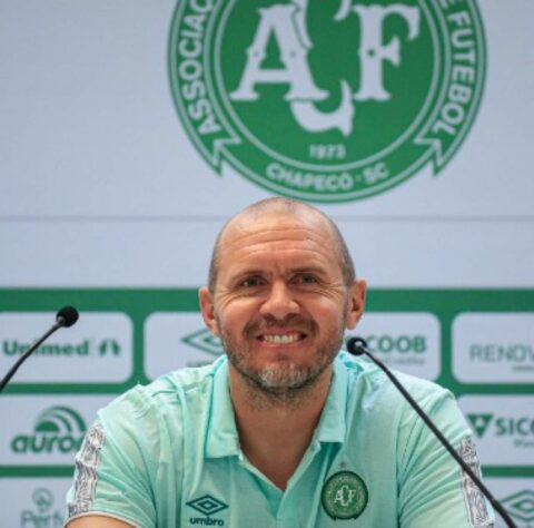 FECHADO - A quinta-feira da Chapecoense foi agitada. Um dia após ser derrotada na final do Catarinense, a diretoria se reuniu com o técnico Mozart e demitiu o profissional. Apesar de dirigir o time em oito oportunidades, a pressão da torcida e os protestos na Arena Condá pesaram na conta do treinador.