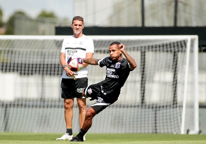 MORNO - O contrato de Otero com o Corinthians termina no dia 30 de junho e, até agora, a diretoria do clube não procurou o jogador para renovar, o que aumenta as chances do meia deixar o clube ao fim do vínculo. No entanto, Vagner Mancini, técnico da equipe, disse que tem conversado com Otero, que deseja usar a sua reta final de contrato com o Timão para reverter a situação atual e conseguir convencer a diretoria para renovar o vínculo.