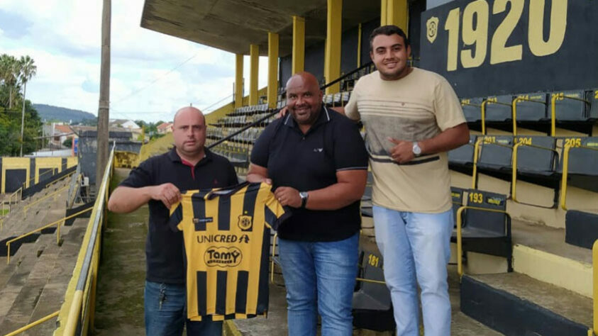 FECHADO - Depois de oito anos no Rio de Janeiro, o gerente de futebol Marcelo Silveira está de volta ao Rio Grande do Sul para, pela primeira vez, exercer a função em seu estado. Ele se reuniu com o presidente do Grêmio Bagé e acertou com o clube.