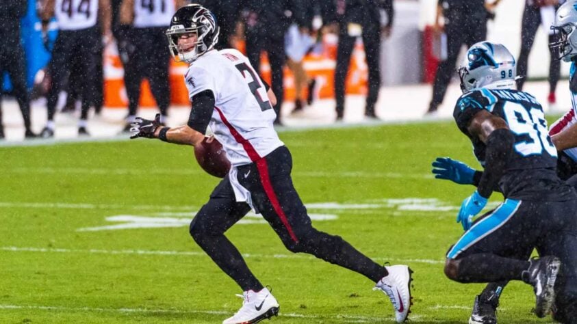 8. Matt Ryan (Atlanta Falcons): Ninguém passou a bola mais que Matt Ryan na temporada de 2020. Ainda assim, a temporada dos Falcons acabou em ruínas, muito em virtude do desmoronamento da defesa e de más decisões da comissão técnica. 