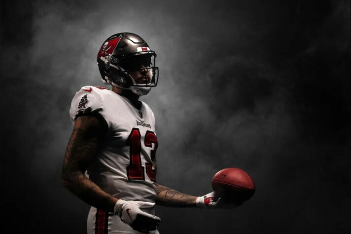 10. Mike Evans (Tampa Bay Buccaneers): Já são sete temporadas seguidas com mais de mil jardas de recepção para Evans. Ele é o único na história da NFL a conquistar essa marca nos primeiros sete anos na liga. Os 13 TDs de recepção no ano passado foram a maior marca de sua carreira, e sua importância na campanha que coroada com o troféu Vince Lombardi não pode ser medida. Ele também  acumula três indicações ao Pro Bowl na carreira.