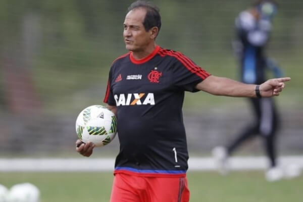 Muricy Ramalho - O treinador assumiu o Flamengo em janeiro de 2016, mas precisou se afastar em maio daquele ano após descobrir um problema cardíaco.