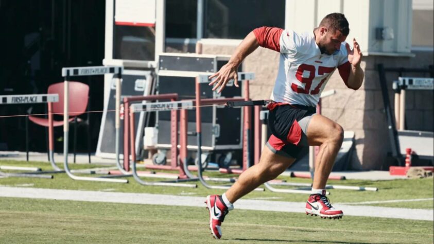 5. Nick Bosa (San Francisco 49ers):Se não houvesse tão pouco espaço amostral para julgar o edge rusher dos 49ers, ele certamente estaria acima nesta lista. Em 2019, seu ano de calouro, ele foi Pro Bowler, campeão da NFC, calouro defensivo do ano e conquistou nove sacks e uma interceptação. Uma precoce lesão na semana 2 o tirou de campo por todo 2020, infelizmente, mas a expectativa é de retorno a todo vapor para Bosa.