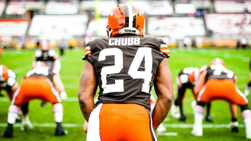 5. Nick Chubb (Cleveland Browns): Com dois Pro Bowls em três anos de carreira, Chubb é sem sombra de dúvidas o melhor RB da Conferência Americana. Sua média de 5,6 jardas por corrida o coloca em 3º entre running backs, e suas 1067 jardas e 12 touchdowns terrestres também o deixam no top 10 de cada uma das métricas. Nada mal para quem ainda divide o backfield com Kareem Hunt, e ainda perdeu quatro jogos por lesão.