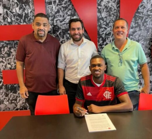 FECHADO - O Flamengo assinou a renovação de contrato de Otávio nesta quarta-feira. O jovem zagueiro estendeu o seu vínculo com o clube até dezembro de 2023 - o anterior expiraria em agosto de 2022. O zagueiro tem 18 anos e atua pela equipe sub-20 do Rubro-Negro, por onde já jogou nos profissionais, inclusive.