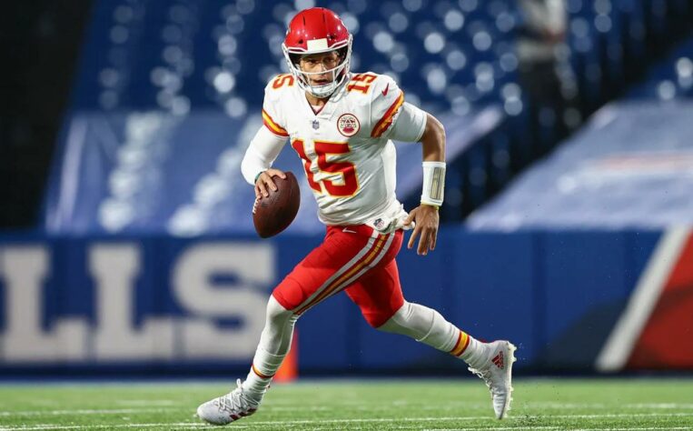 1. Patrick Mahomes (Kansas City Chiefs): Apesar da melancólica derrota no último Super Bowl, é difícil olhar para outra direção que não seja a de Patrick Mahomes. O jovem quarterback dos Chiefs, em três anos como titular, já chegou a três finais de conferência e dois Super Bowls, vencendo um deles. 