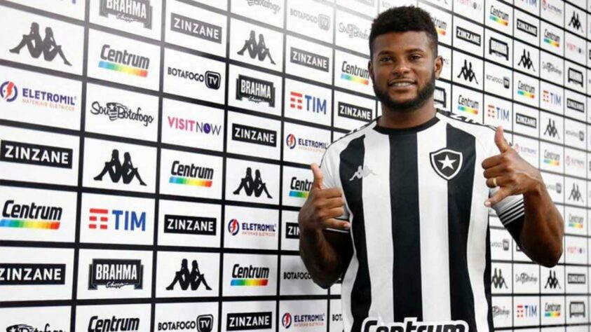 FECHADO - Nesta sexta-feira, Rafael Carioca foi oficialmente apresentado no Botafogo. Aos 28 anos, o jogador com passagens por Ceará - time em que foi comandado por Marcelo Chamusca -, RB Bragantino e Vitória chega para disputar posição na lateral esquerda com os jovens Paulo Victor e Hugo, além de Guilherme Santos. Em coletiva, o atleta falou sobre o desafio de atuar pelo Glorioso e fez referência a Nilton Santos, um dos grandes ídolos da história do time. 