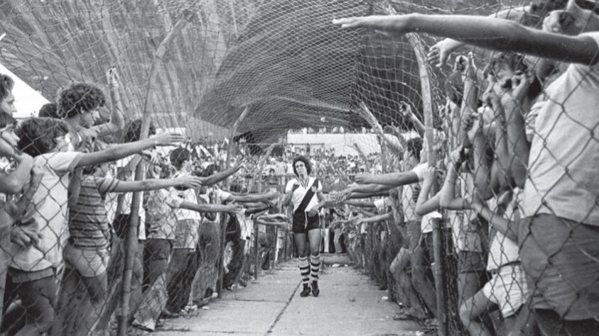 Com muita identificação e conquistando a paixão da torcida, Dinamite foi considerado o melhor jogador do Vasco por dez temporadas. Cabe salientar que dos 22 anos em que atuou como profissional, 21 foram com a camisa do Gigante da Colina.