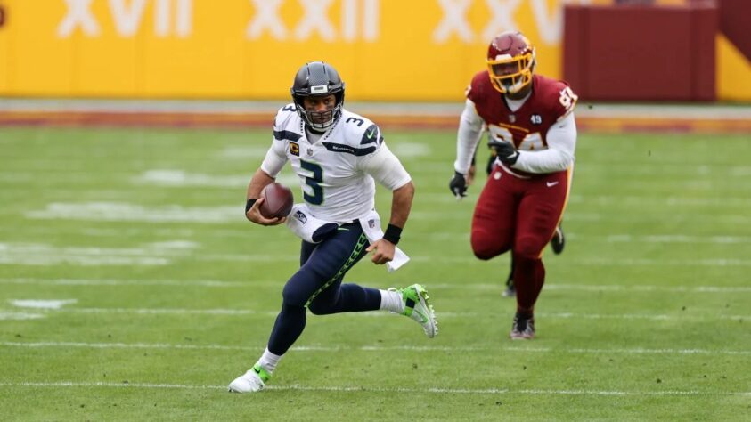 3. Russell Wilson (Seattle Seahawks): Apesar da queda de desempenho assustadora na segunda metade da temporada passada, Wilson é um dos jogadores mais valiosos da liga, e provavelmente vai carregar os Seahawks nas costas por mais um ano, em direção aos playoffs.