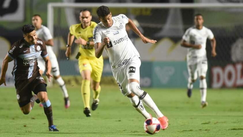O Santos foi derrotado por 2 a 0 pelo Corinthians, na Vila Belmiro, em mais uma atuação ruim. O técnico Ariel Holán poupou muitos atletas e os reservas não renderam. Além do futebol sofrível, a equipe teve Wellington Tim expulso ainda na primeira etapa (notas por Diário do Peixe)