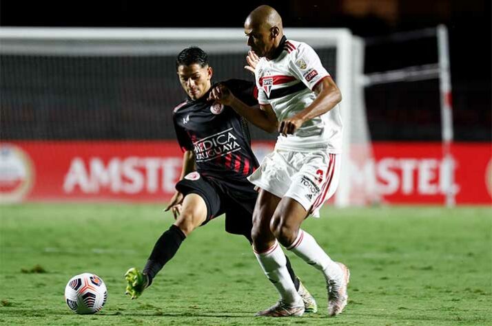 Rentistas - SOBE: Defesa sólida - A equipe conseguiu segurar bem os ataques do Tricolor durante a maior parte da partida, dando muito trabalho para os atacantes do Tricolor furarem a defesa. / DESCE: Preparo físico - Sem jogar no Campeonato Uruguaio, a equipe do Rentistas apresentou dificuldades de atuar na mesma intensidade que o São Paulo. Assim, o desnível técnico ficou ainda maior e o Tricolor conseguiu dominar o jogo.