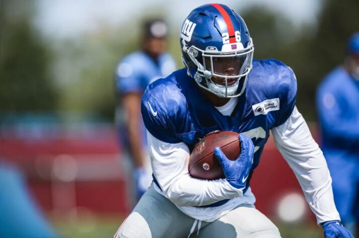 6. Saquon Barkley (New York Giants): 	Um dos jogadores atleticamente mais completos da NFL, Barkley vem mais baixo na lista do que muitos esperariam quando ele foi a segunda escolha geral do draft de 2018. A grande questão para o RB dos Giants é a integridade física. Na semana 2 de 2020 ele teve uma lesão no joelho que encerrou sua temporada, mas a expectativa é que, se mantendo saudável, ele volte para o alto da lista!