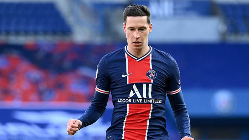 ESQUENTOU - Julian Draxler, meia do Paris Saint-Germain, tem uma proposta para deixar o clube francês nesta janela de transferências, segundo a revista "Kicker". As informações não informam o clube que está interessado no alemão, mas que a oferta ronda a casa dos 20 milhões de euros (R$ 123 milhões). No entanto, o desejo de Draxler é seguir por pelo menos mais um ano no Paris Saint-Germain. Em maio deste ano, o alemão renovou seu contrato com a equipe francesa até 2024.