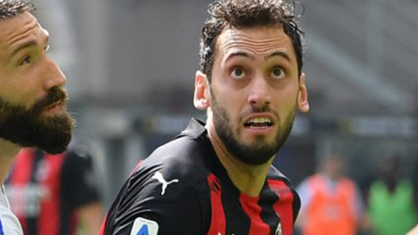 Hakan Calhanoglu: O meia turco, de 27 anos, é um dos destaques do Milan. Calhanoglu pode ser a peça para dar qualidade ao meio de campo.