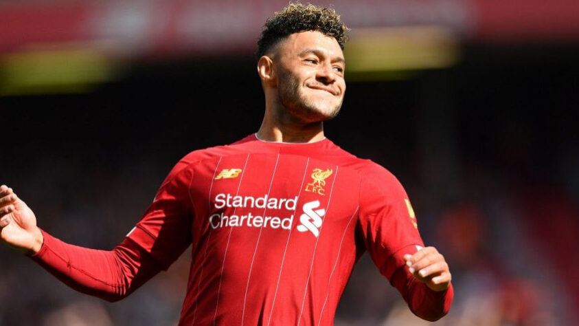 ESQUENTOU - O Arsenal cogita buscar a contratação de Oxlade-Chamberlain, meia do Liverpool, por empréstimo na janela de transferências de janeiro, segundo o "The Sun". O atleta também vê com bons olhos o retorno aos Gunners por conta das poucas oportunidades que vem recebendo sob comando de Jurgen Klopp nos Reds. Chamberlain possui contrato com o Liverpool até 2023. Assim, as informações indicam que o Arsenal pode buscar um empréstimo do jogador até o final da temporada com uma opção de compra quando restar apenas um ano de vínculo entre o jogador e a equipe de Anfield.